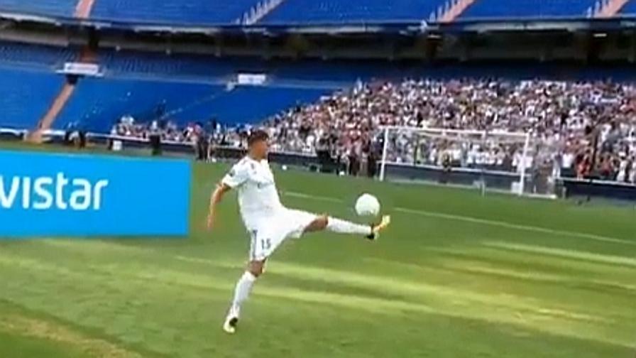 Real Madrid: Theo Hernandez fatica a palleggiare alla presentazione [VIDEO]