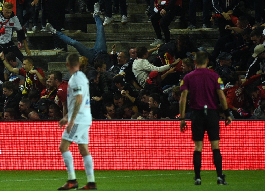 Ligue 1, crolla una barriera ad Amiens: diversi feriti, 3 sono gravi (video)