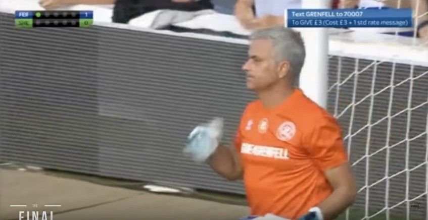 Mourinho portiere per beneficenza, ma si fa ammonire [VIDEO]