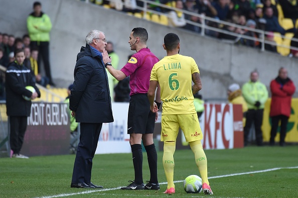 [VIDEO] Ranieri espulso: mani in testa al quarto uomo