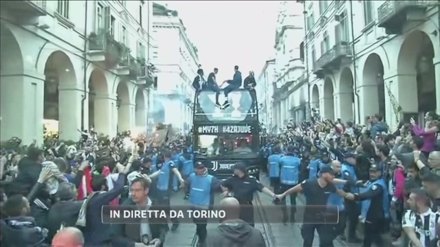 Juventus: bus tifosi contro fili del tram, due feriti gravi