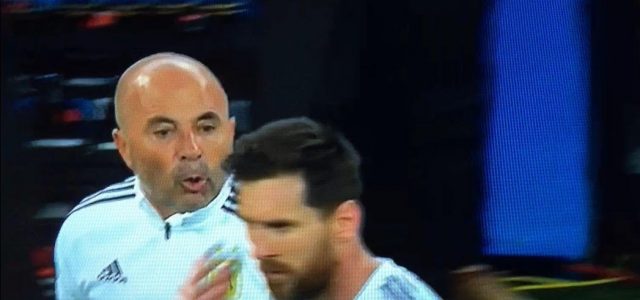 [VIDEO] Sampaoli a Messi: “Faccio entrare Aguero?”