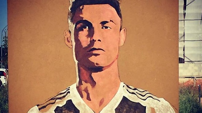 Il murales di Cristiano Ronaldo juventino su un muro di Grottaglie in Puglia