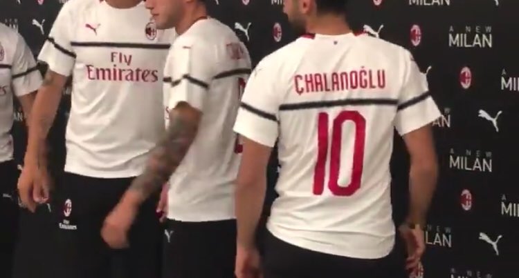 Foto – Milan: il nome di Calhanoglu è scritto male sulla nuova maglia