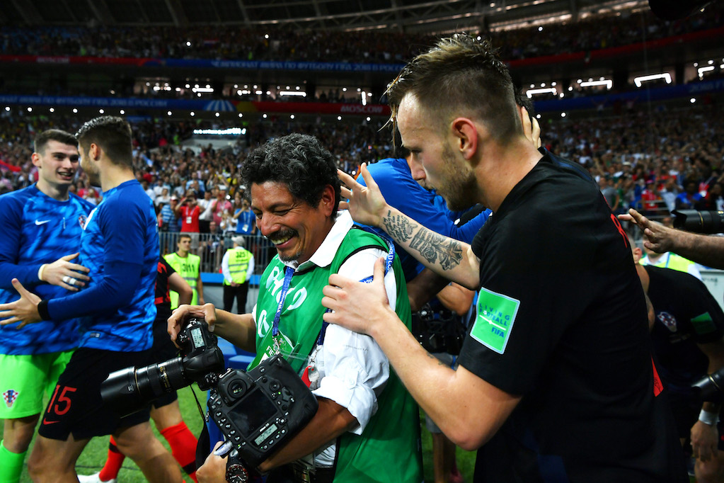 Mondiali 2018: le esultanze &#8220;travolgenti&#8221; della Croazia. Ko il Ct e un fotografo (ma che belle foto!)