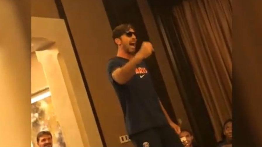 [VIDEO] Buffon canta &#8220;Vita spericolata&#8221; per i nuovi compagni del PSG