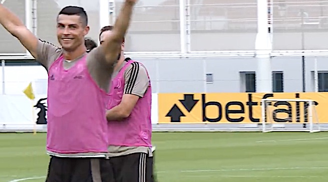 Video Juventus: Cristiano Ronaldo in allenamento sfida i compagni ai tiri dal limite