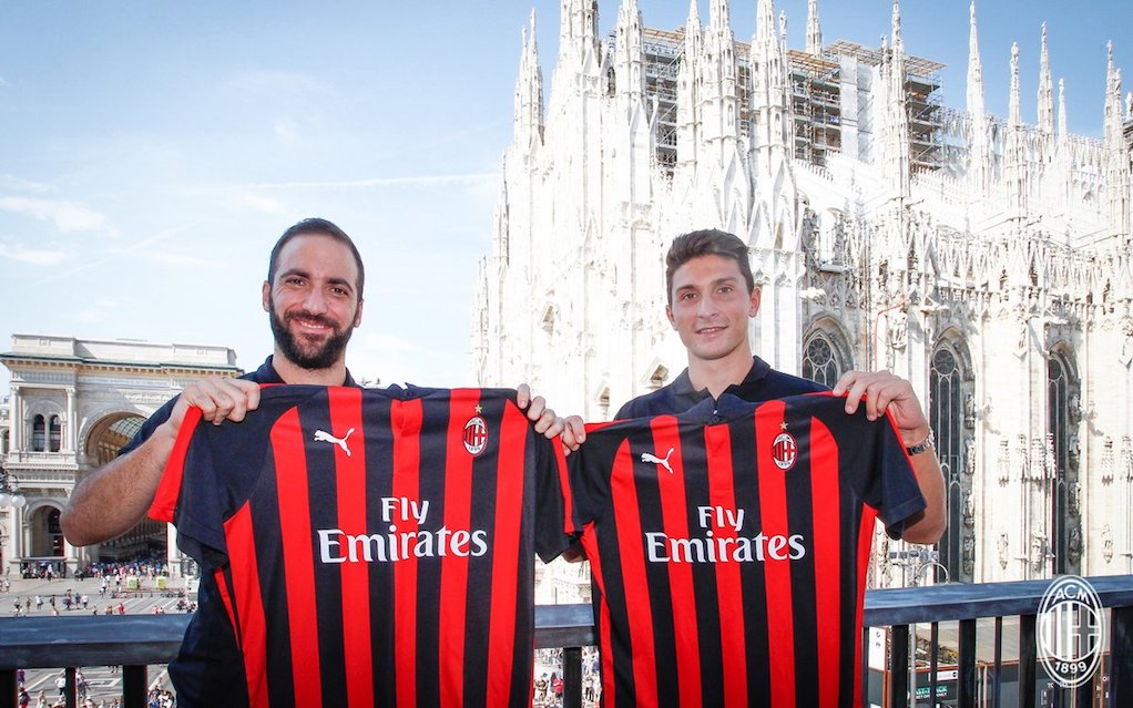 Milan (foto e video), parlano i nuovi arrivi. Higuain: &#8220;Una storia immensa&#8221;. Caldara: &#8220;Darò tutto&#8221;