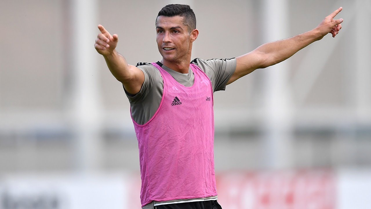 Cristiano Ronaldo sfida i compagni della Juventus in allenamento