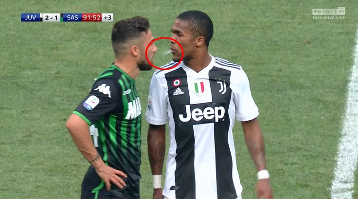 [VIDEO] Douglas Costa: sputo a Di Francesco, rischia tre giornate di squalifica