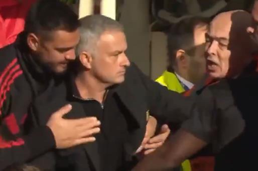 Mourinho furioso con il collaboratore di Sarri, rissa sfiorata [VIDEO]