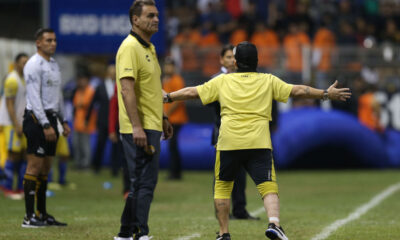 maradona espulso litiga
