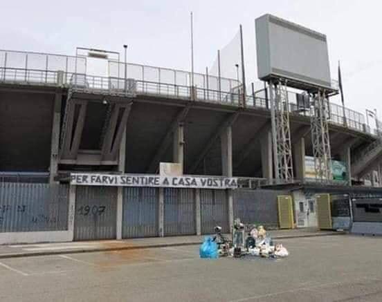 Bergamo, spazzatura davanti allo stadio per accogliere il Napoli: il fotomontaggio della vergogna