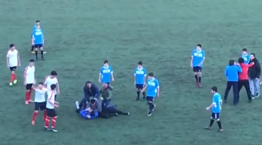 Calabria: genitori si picchiano a sangue durante partita di calcio giovanile | Video