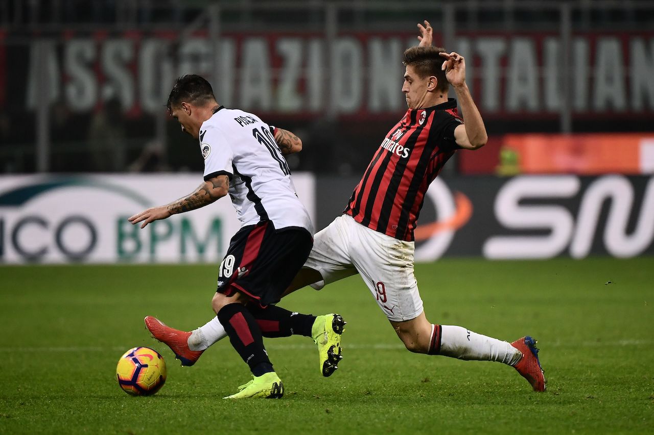 Milan-Cagliari 3-0: l&#8217;autogol di Ceppitelli e le reti di Paqueta e Piatek