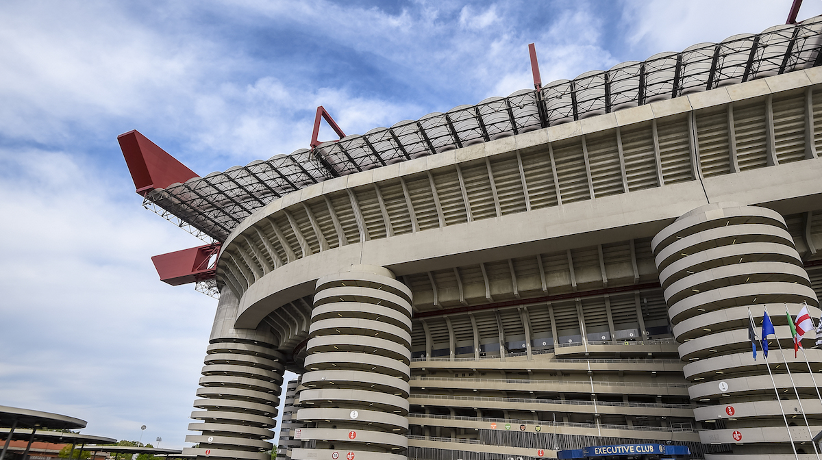 San Siro vibra e cadono calcinacci: ora i tifosi hanno paura