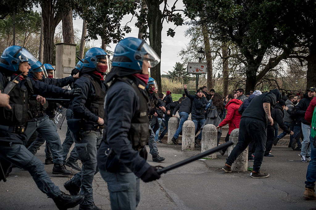 Scontri prima di Atalanta-Lazio: feriti due poliziotti