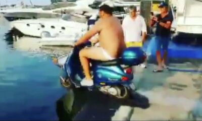 Balotelli scommessa in mare con motorino