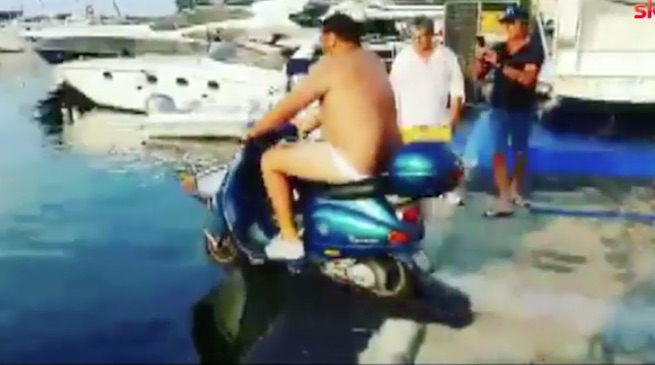 Balotelli scommessa in mare con motorino
