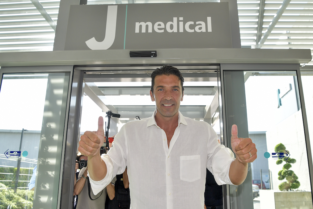 Buffon è tornato alla Juventus tra selfie e visite mediche: le foto