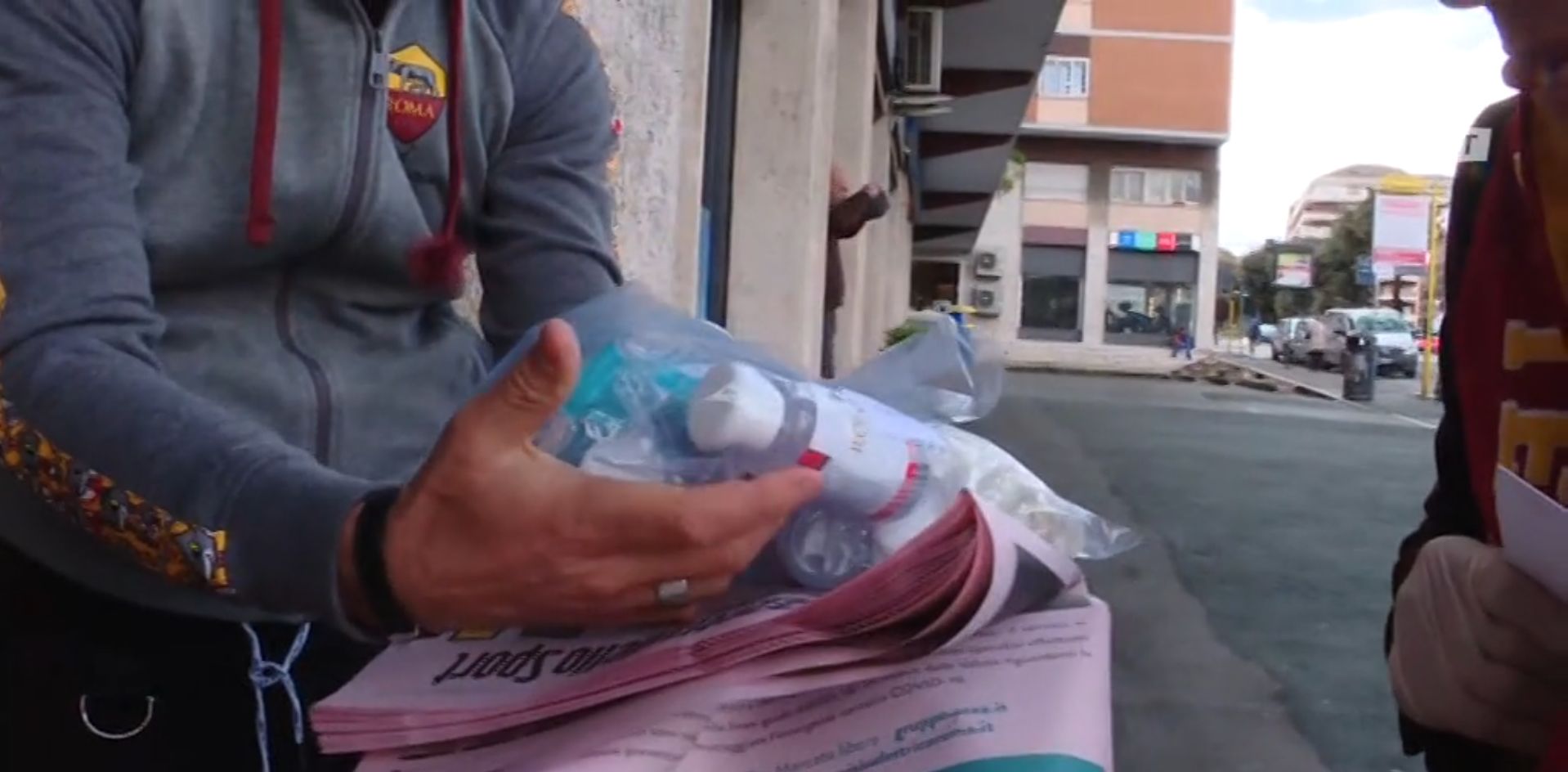 Coronavirus: la Roma regala kit con beni di prima necessità ai tifosi over 75 (VIDEO)
