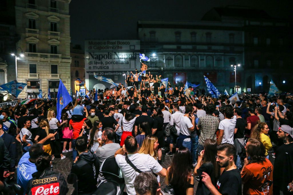 Folla a Napoli per celebrare la Coppa Italia. Ranieri (OMS): “Sciagurati”