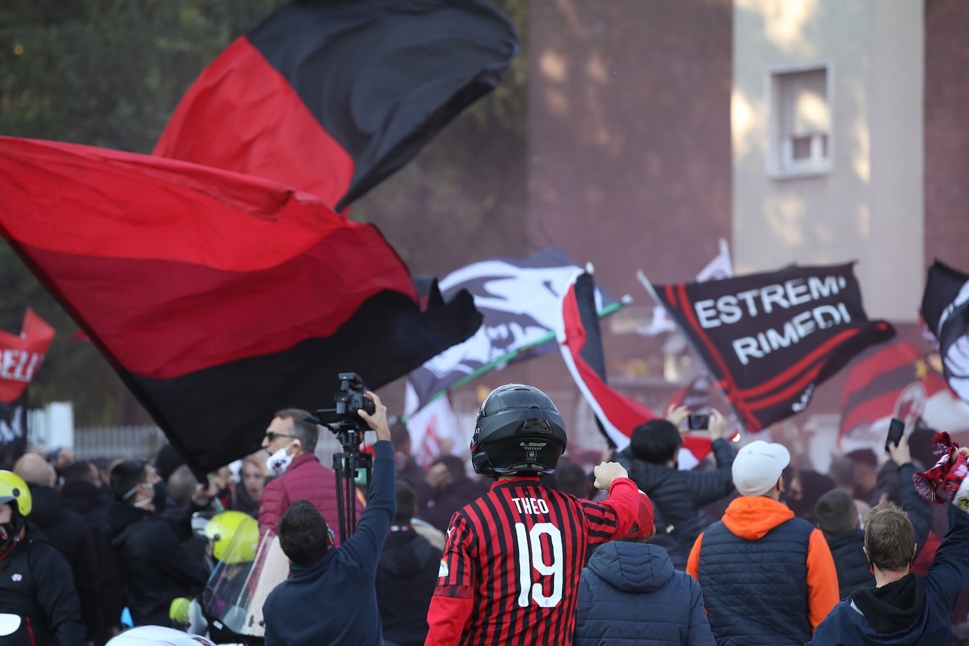 Inter-Milan 1-2 tifosi assembrati Ibra segna doppietta