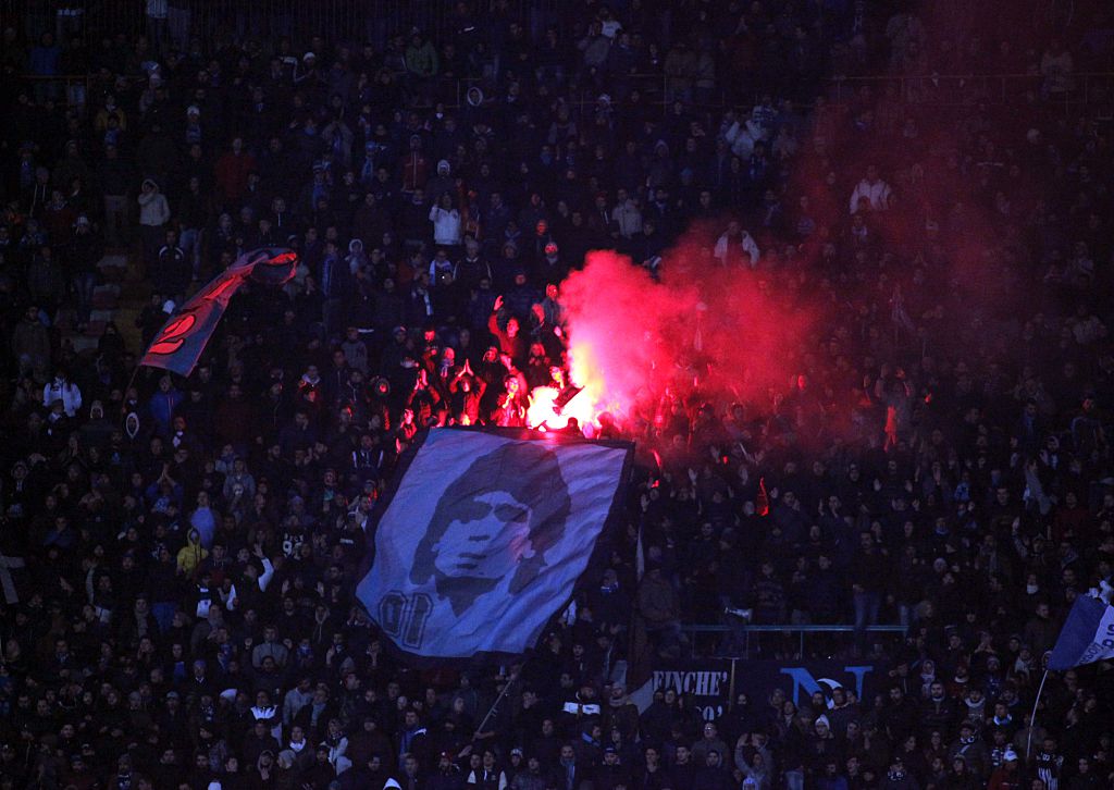 Napoli: l&#8217;omaggio dei tifosi a Maradona davanti al San Paolo