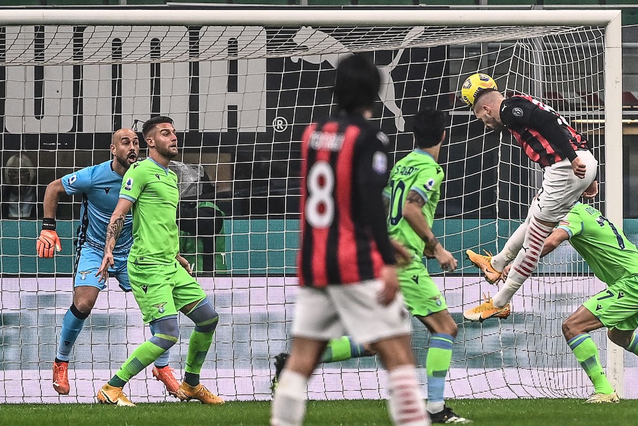Seria A: Milan-Lazio 3-2, Hellas Verona-Inter 1-2. Rossoneri primi