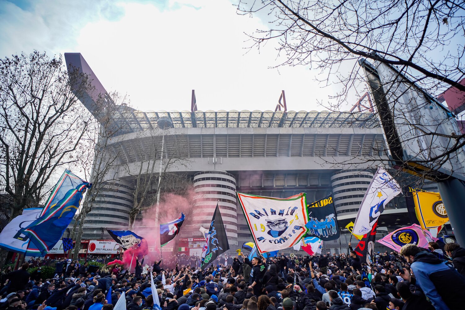 Maxi assembramento davanti a San Siro per il Derby di Milano