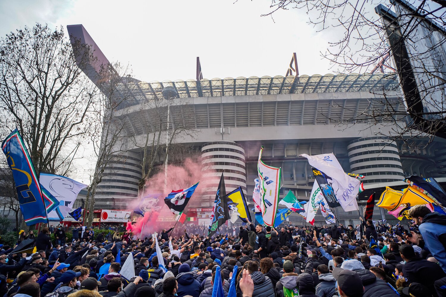 Maxi assembramento davanti a San Siro per il Derby di Milano