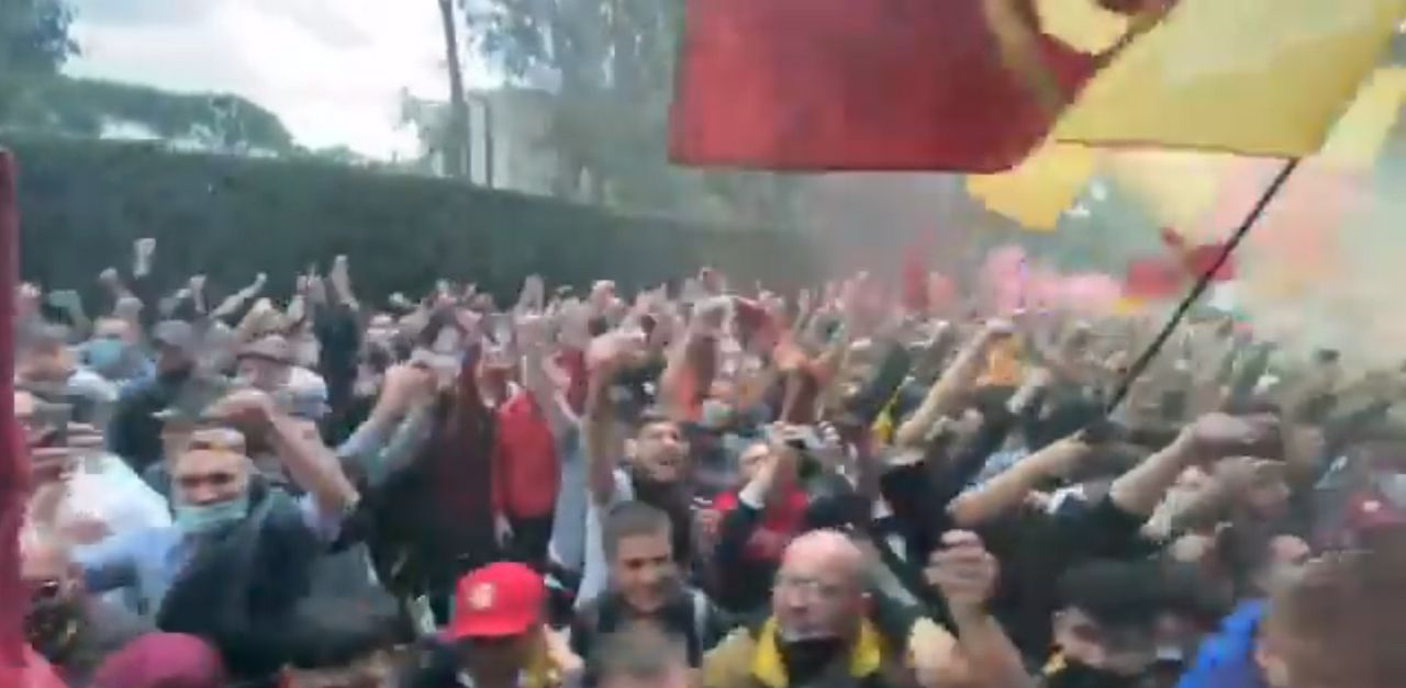 Roma: migliaia di tifosi assembrati a Trigoria, non ce n&#8217;è Covid? (VIDEO)