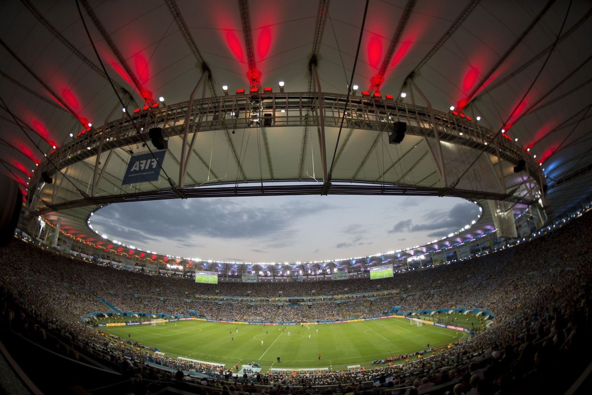 Знаменитый стадион в рио. Маракана Рио-де-Жанейро. Маракана стадион вместимость. Маракана стадион 2005 год. Маракана стадион вид с поля.