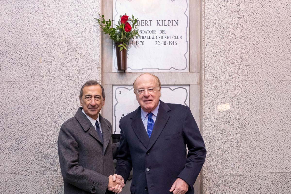 Scaroni e Sala davanti alla tomba di Herbert Kilpin