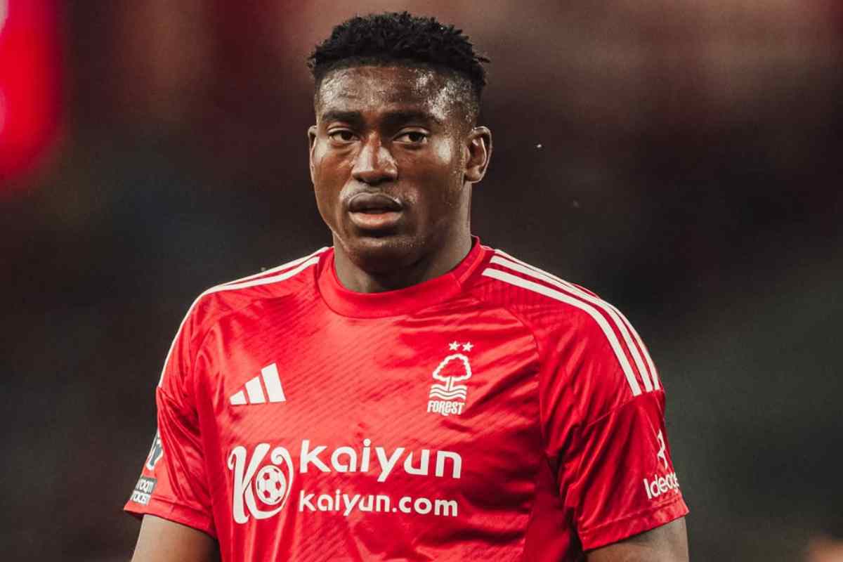 Taiwo Awoniyi in campo con il Nottingham Forest