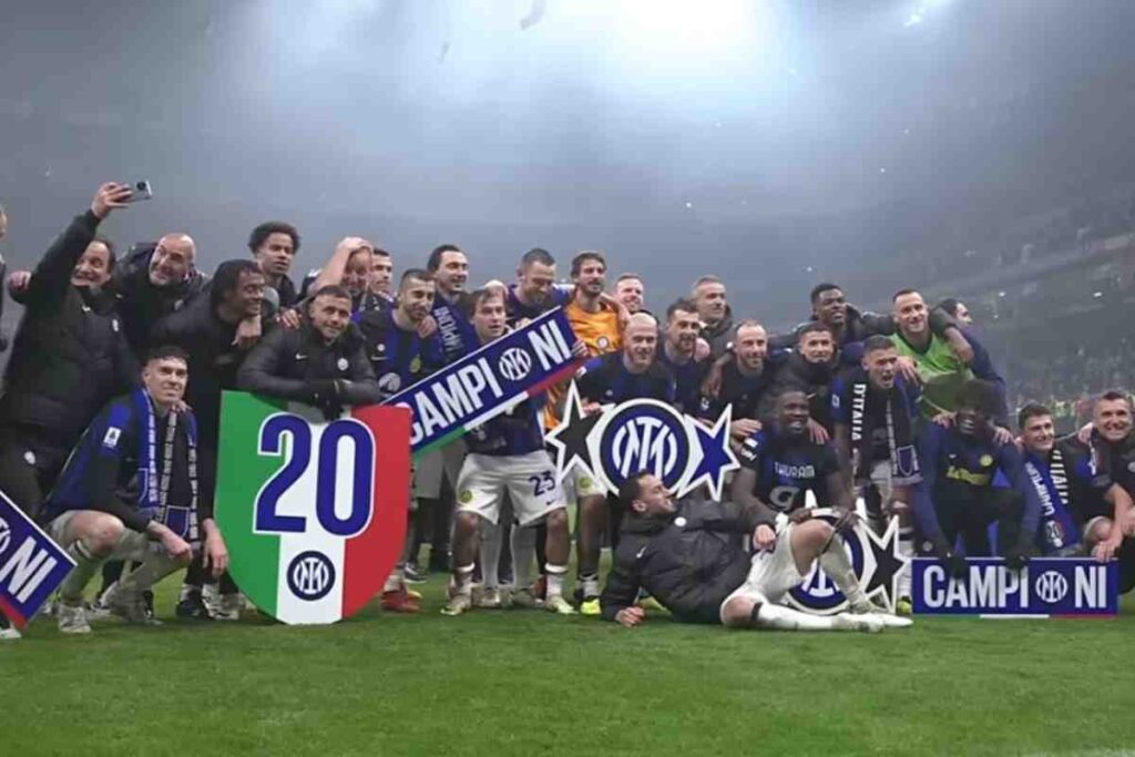 Giocatori dell'Inter festeggiano lo scudetto