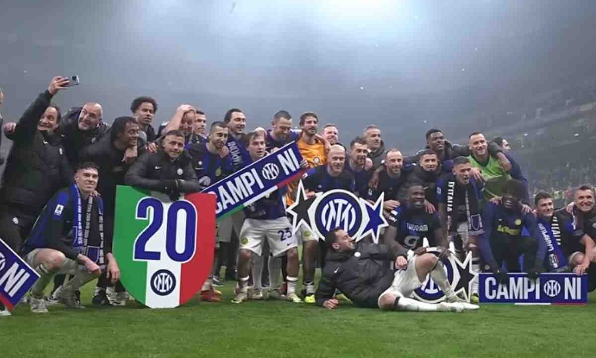 Giocatori dell'Inter festeggiano lo scudetto