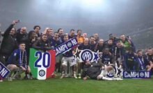 Giocatori dell'Inter festeggiano lo scudetto