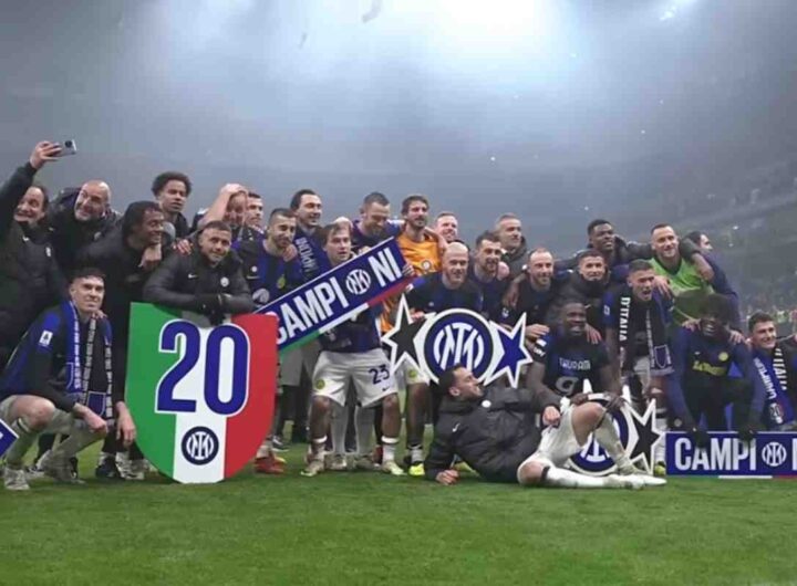 Giocatori dell'Inter festeggiano lo scudetto