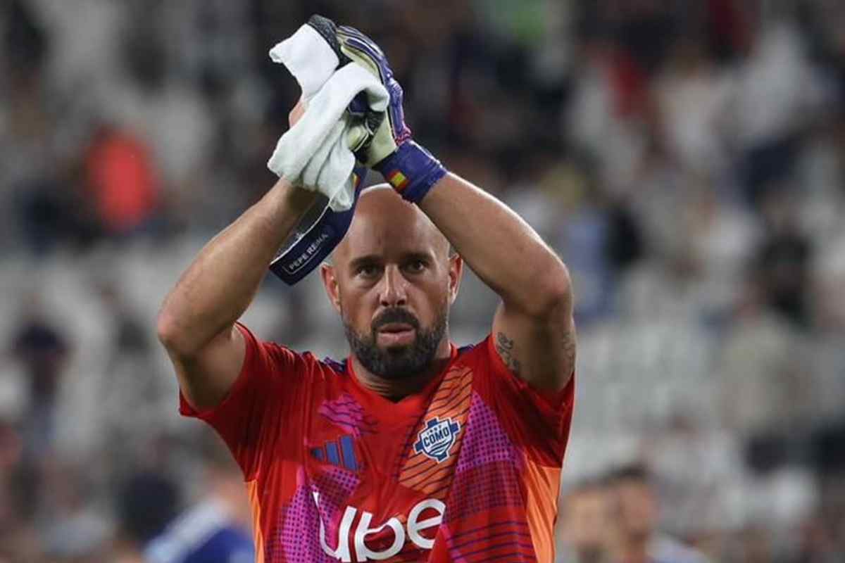 Pepe Reina applaude i tifosi del Como