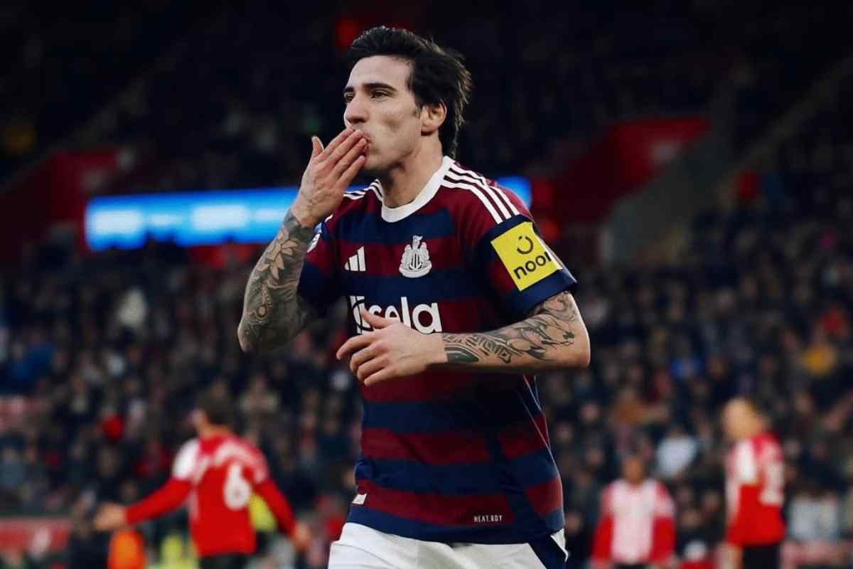 Sandro Tonali manda un bacio dopo un gol con il Newcastle