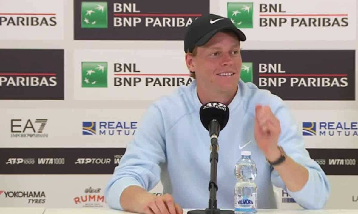 Jannik Sinner sorridente in conferenza
