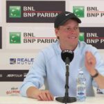 Jannik Sinner sorridente in conferenza