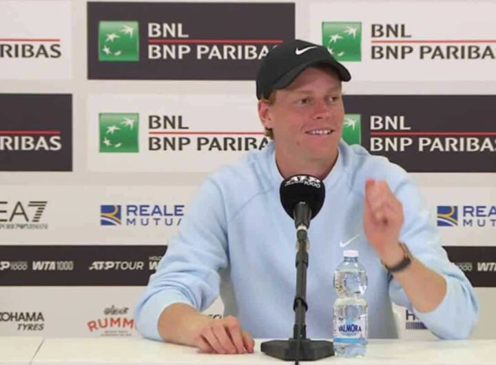 Jannik Sinner sorridente in conferenza