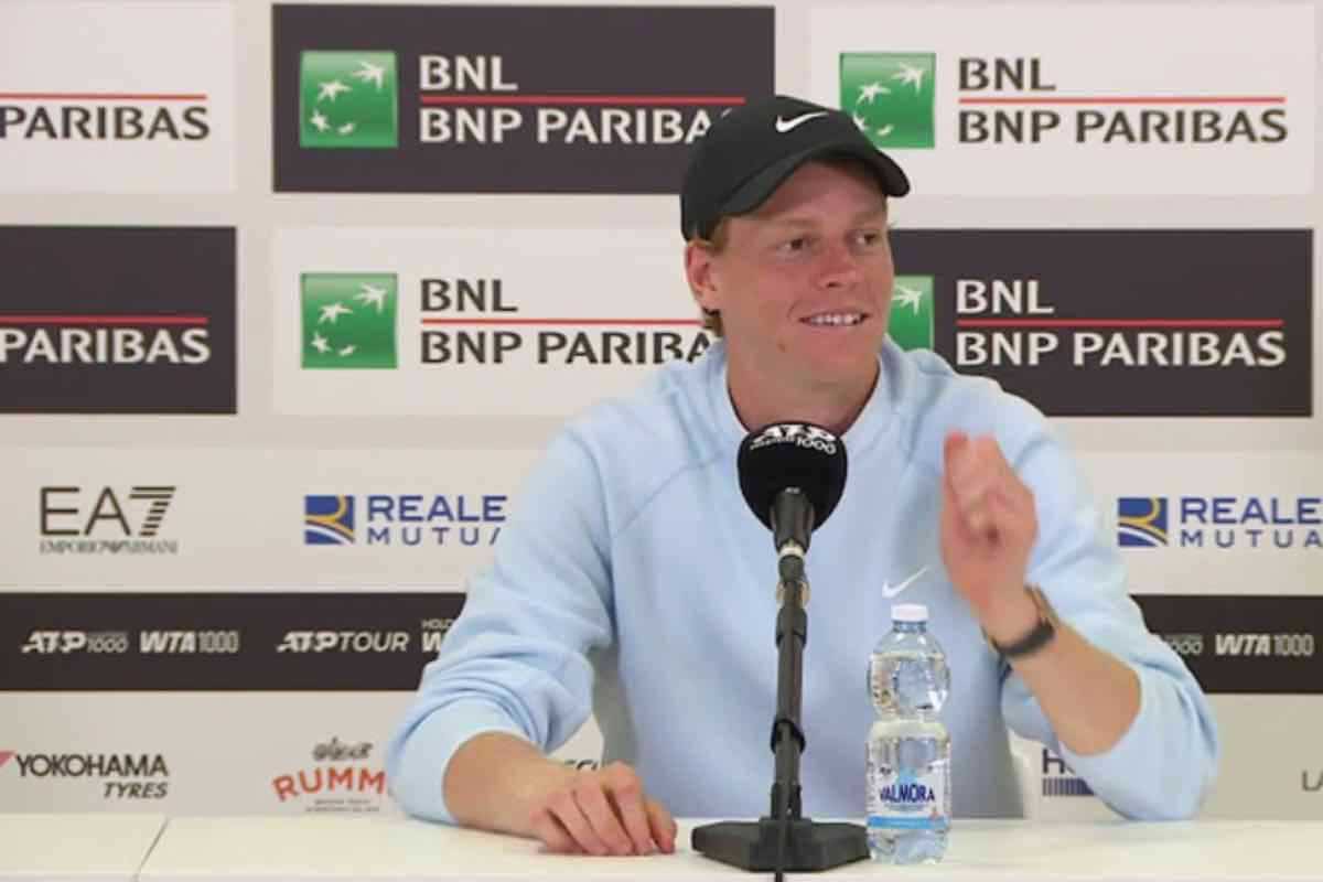 Jannik Sinner sorridente in conferenza