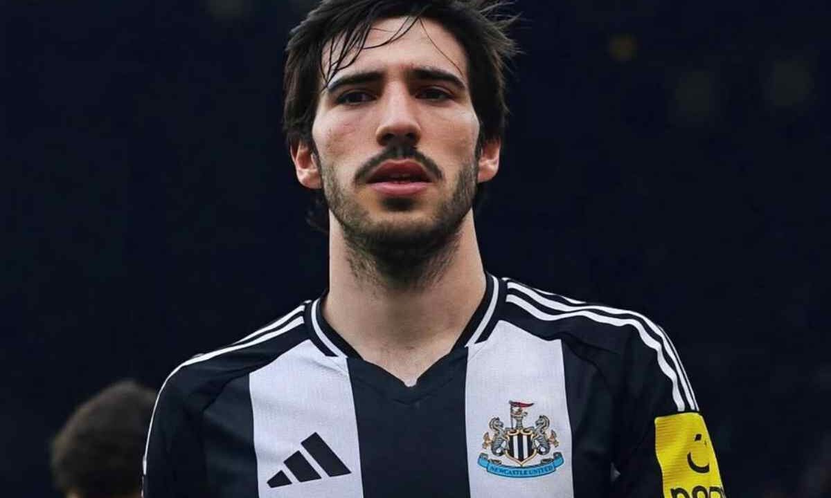 Sandro Tonali con la maglia del Newcastle