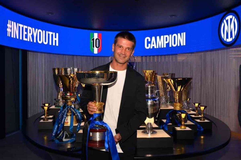 Chivu con la coppa dello scudetto Primavera