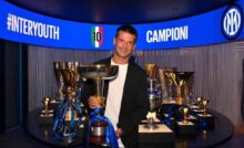 Chivu con la coppa dello scudetto Primavera
