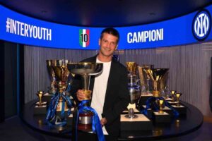 Chivu con la coppa dello scudetto Primavera