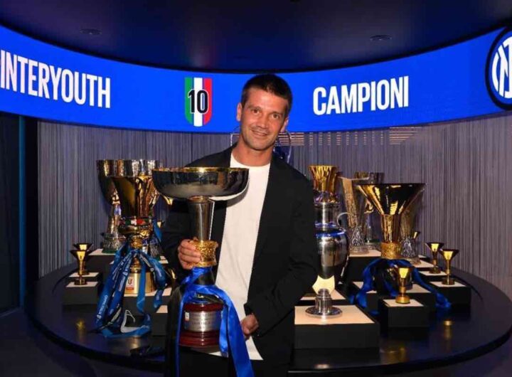 Chivu con la coppa dello scudetto Primavera